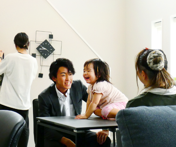 お客様取材とスタッフ恒吉くん。