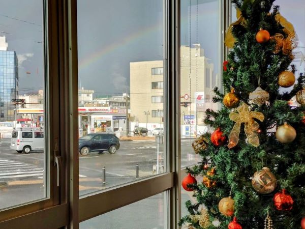 クリスマスツリーと時雨虹
