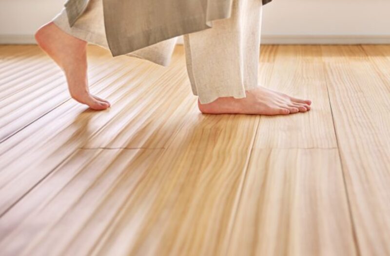 無垢フローリング「ピノアース」で【足育】しませんか