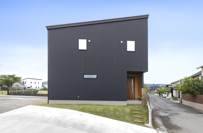 鹿児島市　ワークスペース付き2階建て｜大きな吹き抜けのある家