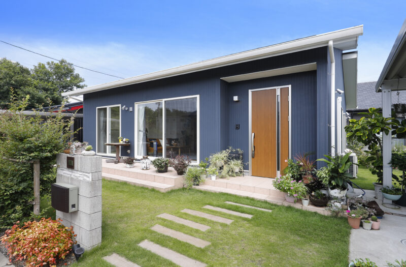 家庭菜園で育てたお花を毎日リビングに飾って。夫婦で楽しく暮らしています。