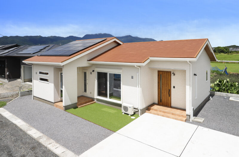 【鹿屋市旭原町】太陽光搭載、GX志向型住宅　勾配天井20帖広々リビング！