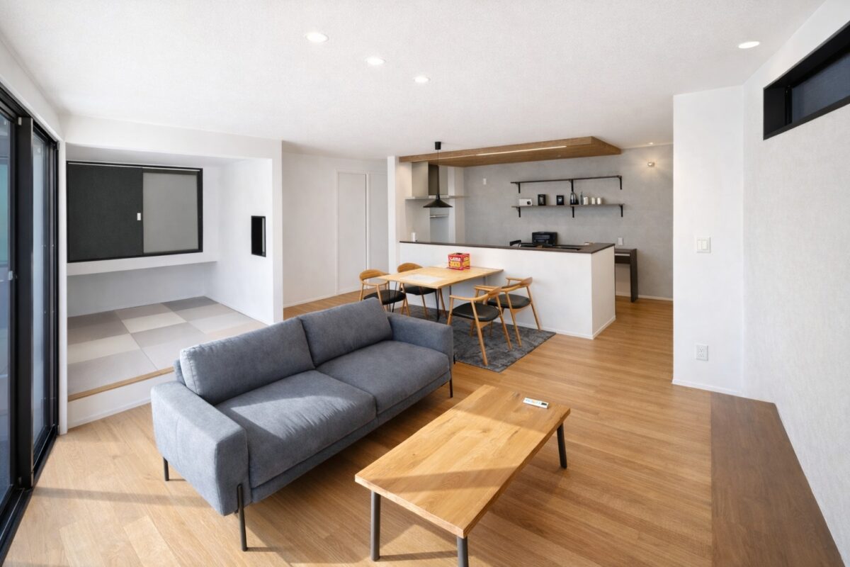 日差しの差し込む明るいリビング