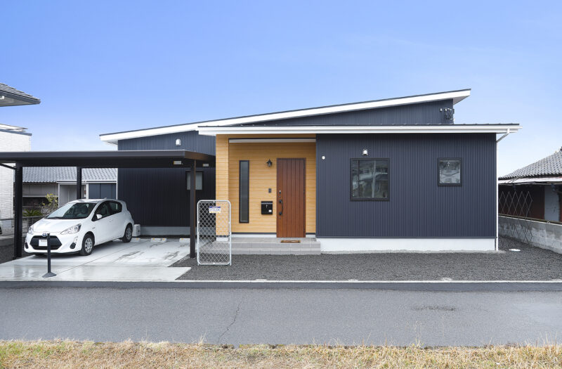 姶良市　木目とネイビーで統一されたお洒落なカフェのような平屋