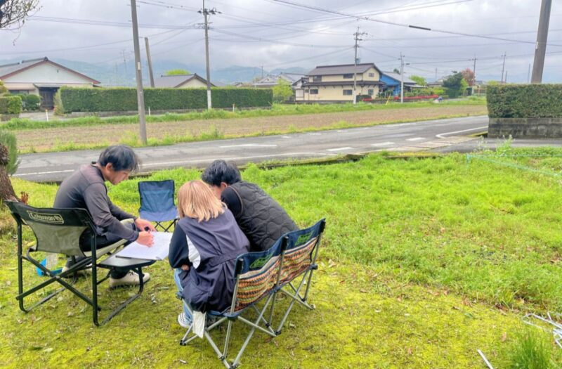 小雨の中の屋外プラン打合せ｜土地で感じる暮らし