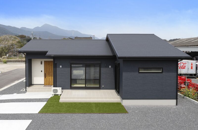 鹿屋市西祓川町　黒を基調とした外観と、開放感あふれる勾配天井の平屋